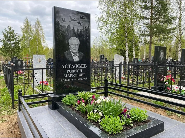 Памятник с гравировкой журавлей — гравировка силуэтов журавлей над еловым лесом, работа «Астафьев» в Самаре
