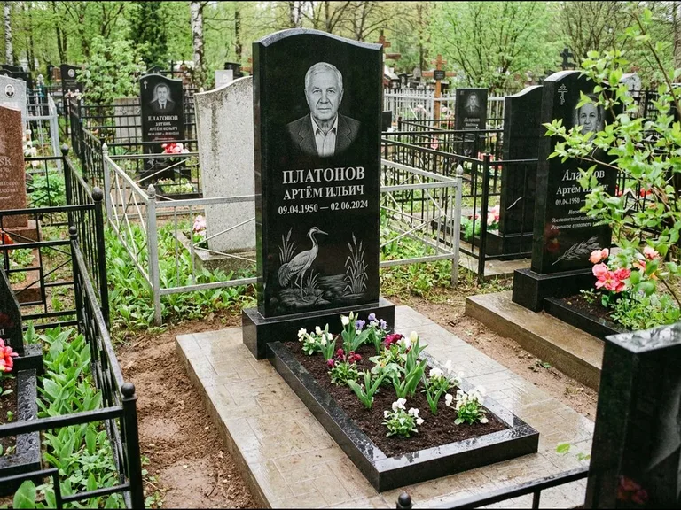 Памятник с гравировкой журавлей — гравировка журавля у камышей рядом с эпитафией, работа «Платонов» в Самаре