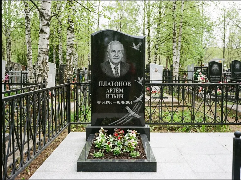 Памятник с гравировкой журавлей — гравировка трёх журавлей по диагонали через свободное поле с, работа «Платонов» в Самаре