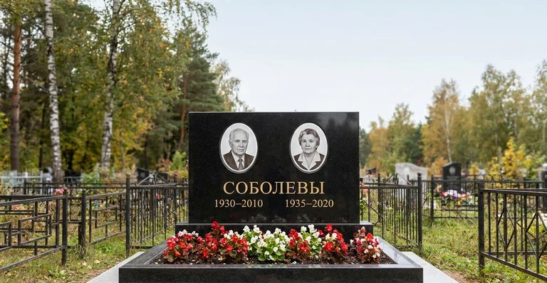 Семейный (двойной) памятник, Пример гранитного памятника от мастерской «Мастер Каменев» на кладбище под Самарой