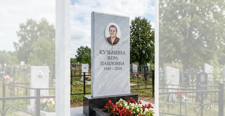 Памятник с художественной гравировкой, Гранитный памятник с портретом на Красненьком кладбище