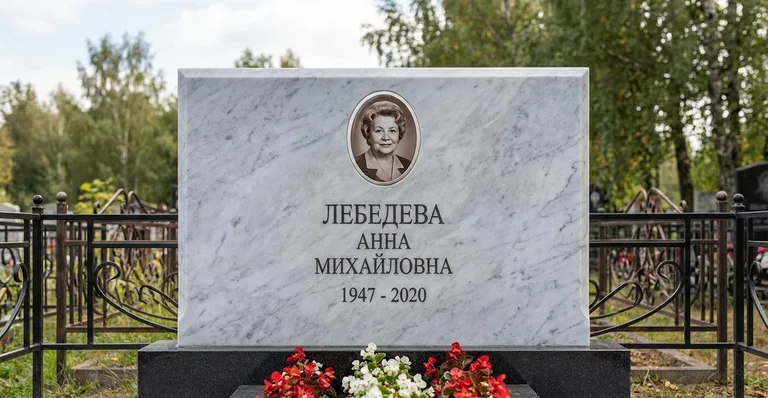Мраморный памятник, Пример гранитного памятника работы мастерской «Мастер Каменев»