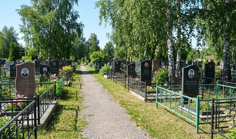 Памятники на Махмутовском мусульманском кладбище в Челябинске