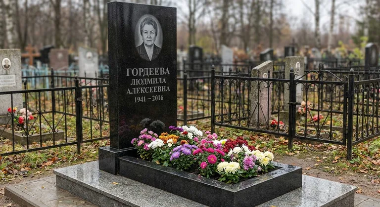 Памятник с цветником, Памятник из гранита, установленный мастерской «Мастер Каменев» на кладбище Новосибирска