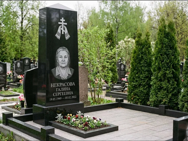 Памятник из чёрного гранита — стела-пилон с ажурным резным крестом, работа «Ерофеева» в Самаре
