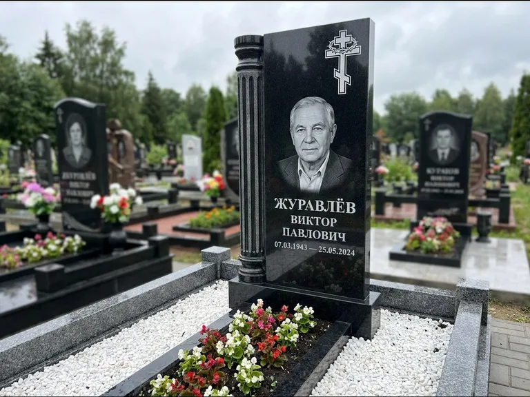 Памятник из чёрного гранита — семейный мемориал из двух стел с крестом с рушником, работа «Гущин» в Самаре