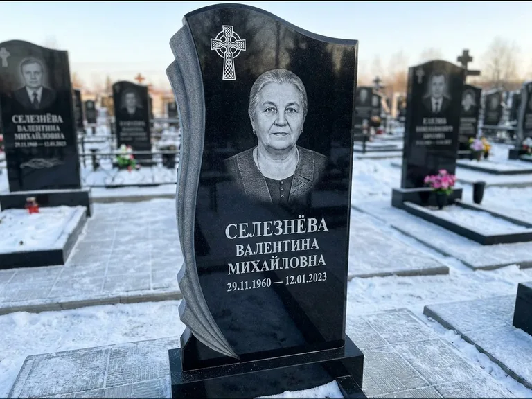 Памятник из чёрного гранита — восьмигранный обелиск с кельтским крестом, работа «Некрасова» в Самаре