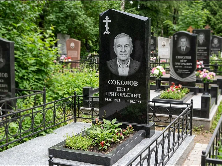 Памятник из чёрного гранита — полукруглая стела с крестом на Голгофе, работа «Журавлёв» в Самаре