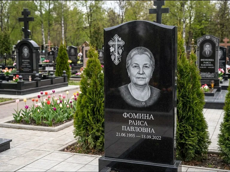 Памятник из чёрного гранита — двухцветная стела с крестом с распятием, работа «Одинцова» в Самаре