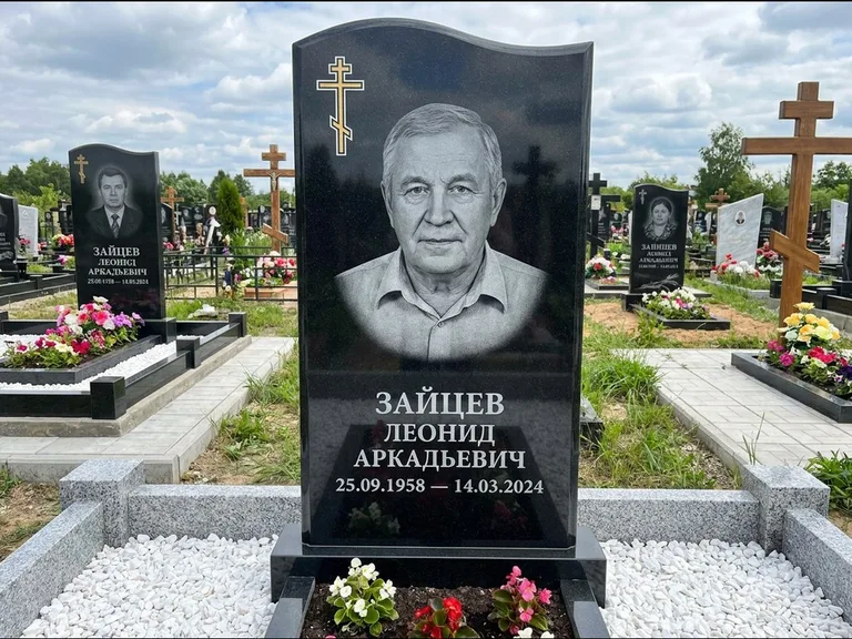 Памятник из чёрного гранита — горизонтальная семейная стела с аркой с процветшим крестом с виноградной лозой, работа «Верещагин» в Самаре