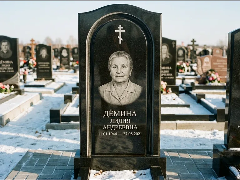 Памятник из чёрного гранита — стела-триптих с крестом с терновым венцом, работа «Ерофеева» в Самаре