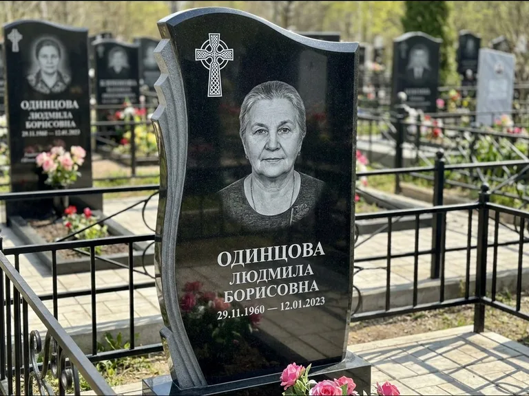 Памятник из чёрного гранита — стела с портретным овалом с кельтским крестом, работа «Савельева» в Самаре