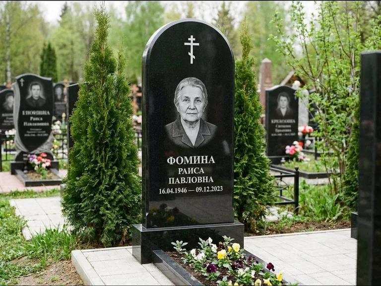 Памятник из чёрного гранита — вертикальная стела с латинским крестом, работа «Некрасова» в Самаре
