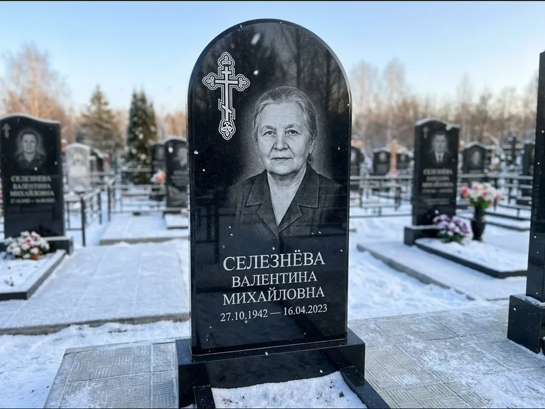 Памятник из чёрного гранита — массивная стела с крестом в лучах с крестом в лучах, работа «Одинцова» в Самаре
