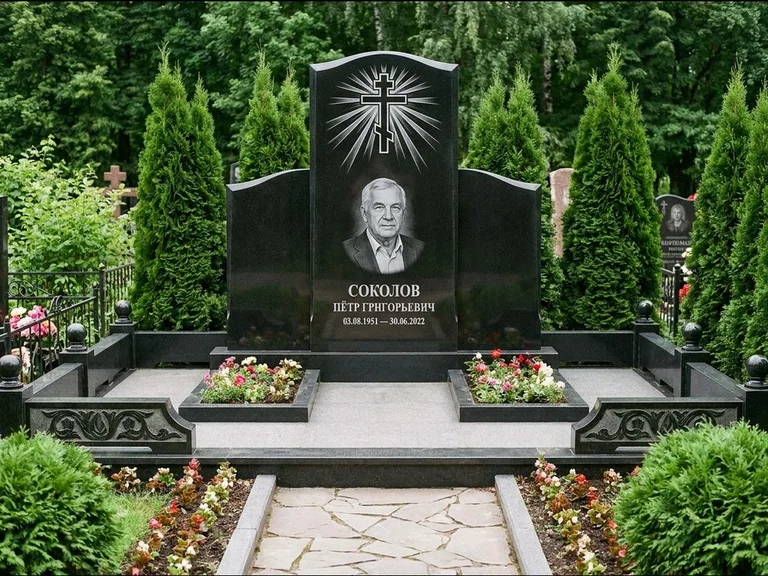 Памятник из чёрного гранита — низкая стела с крестом сбоку с золочёным крестом, работа «Верещагин» в Самаре