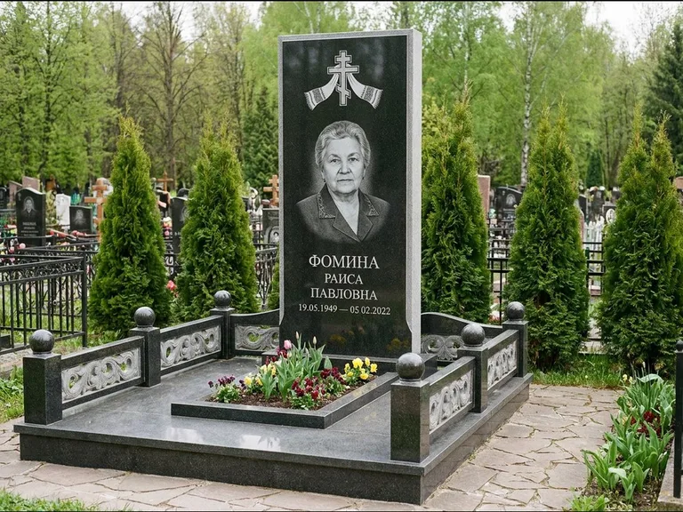 Памятник из чёрного гранита — семейный мемориал с ажурным резным крестом, работа «Мельникова» в Самаре