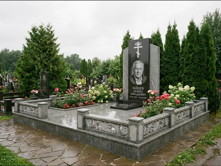 Памятник из чёрного гранита — стела с двумя портретами с крестом с рушником, работа «Богданов» в Самаре