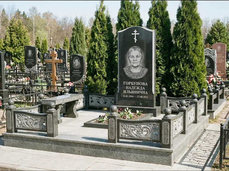 Памятник из чёрного гранита — стела с золочёным крестом с крестом с терновым венцом, работа «Селезнёва» в Самаре