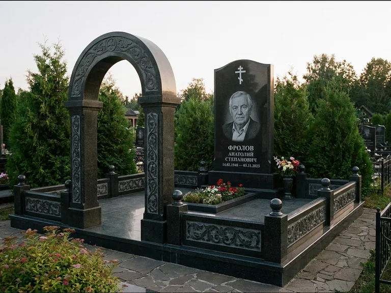 Памятник из чёрного гранита — высокая стела с процветшим крестом с православным восьмиконечным крестом, работа «Панкратов» в Самаре
