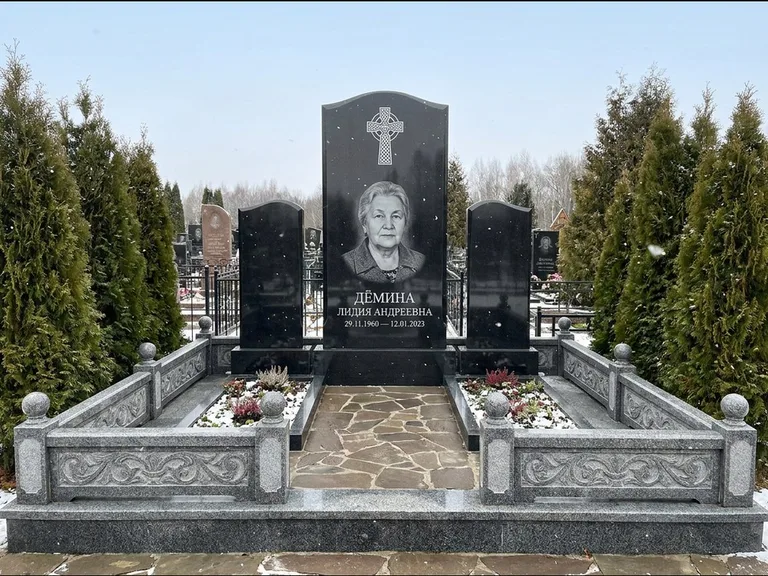 Памятник из чёрного гранита — стела с крестом и ветвью с кельтским крестом, работа «Лаврентьева» в Самаре