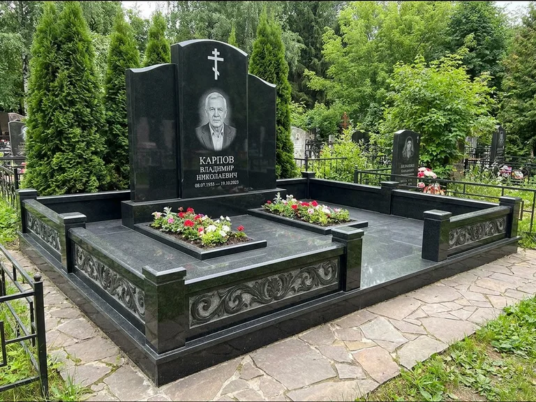 Памятник из чёрного гранита — двойная семейная стела с крестом на Голгофе, работа «Тихонов» в Самаре