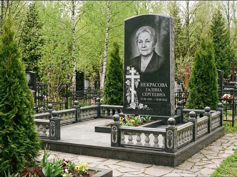 Памятник из чёрного гранита — стела с крестом и книгой с крестом с распятием, работа «Савельева» в Самаре