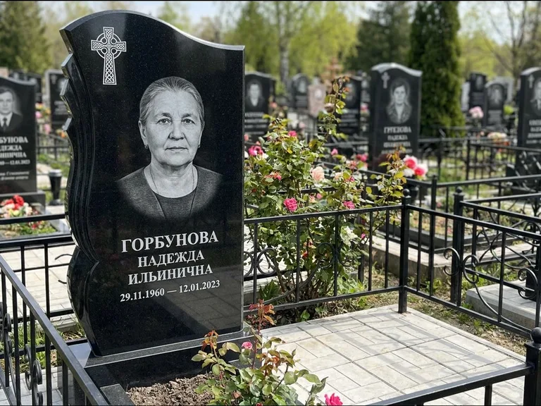 Памятник из чёрного гранита — высокий обелиск с кельтским крестом, работа «Одинцова» в Самаре