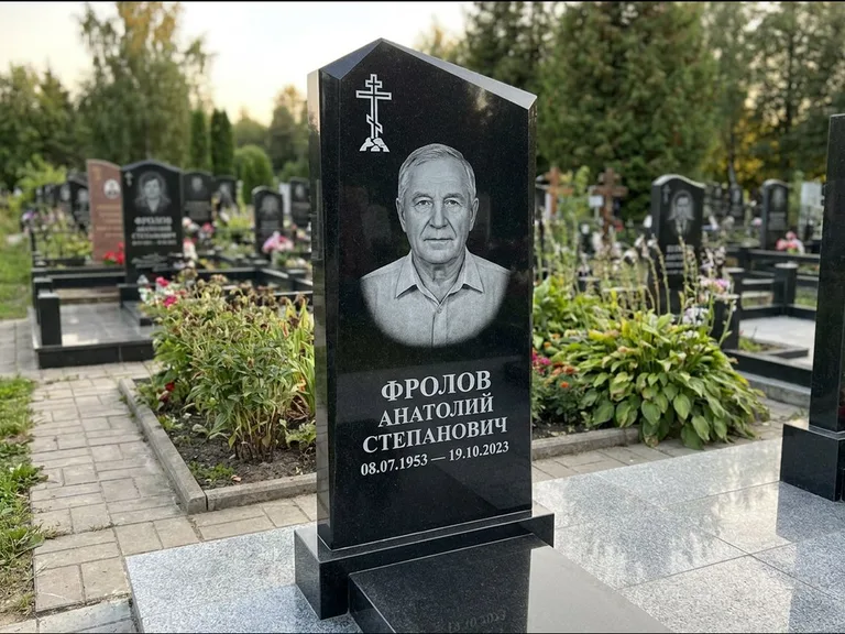 Памятник из чёрного гранита — стела со столиком и скамьёй с крестом на Голгофе, работа «Верещагин» в Самаре