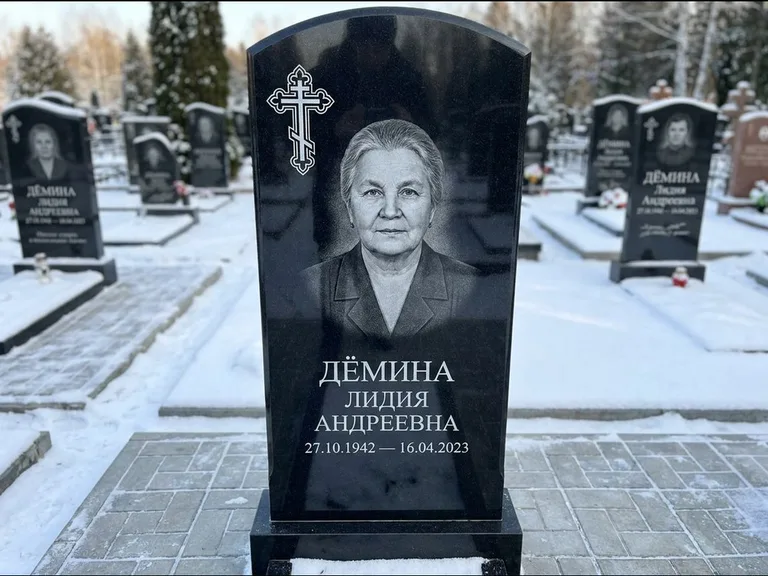 Памятник из чёрного гранита — стела домиком с крестом в лучах, работа «Селезнёва» в Самаре