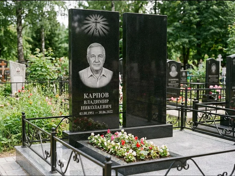 Памятник из чёрного гранита — ступенчатая стела с золочёным крестом, работа «Панкратов» в Самаре