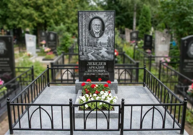 Памятник с гравировкой берёзовой рощи, портретом и надписью в Самаре