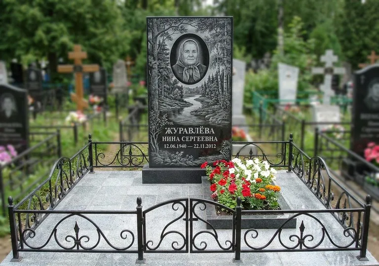 Памятник с гравировкой леса и реки