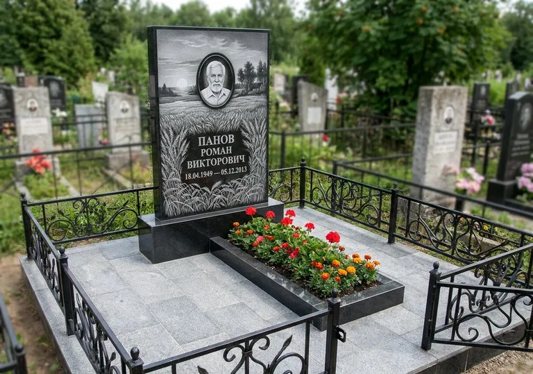 Памятник с гравировкой поля на закате