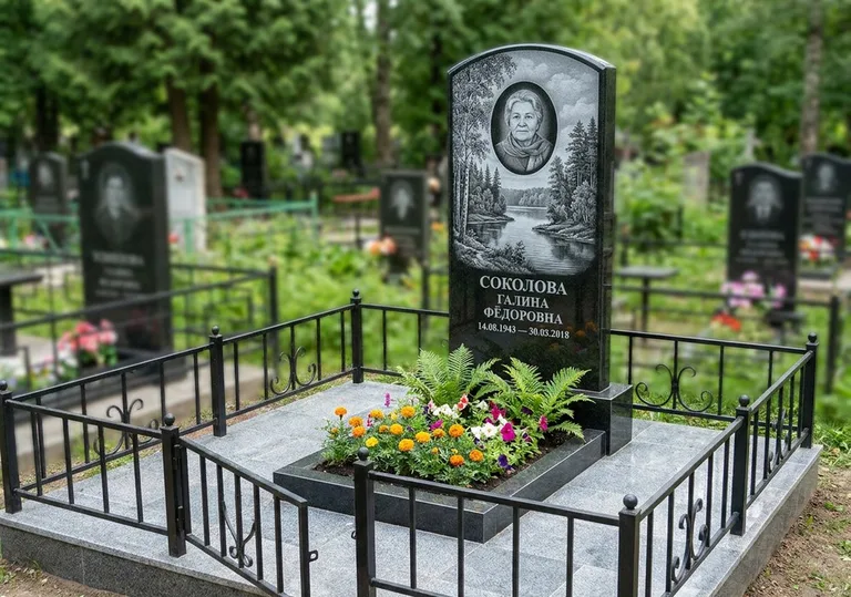 Памятник с гравировкой реки и озера