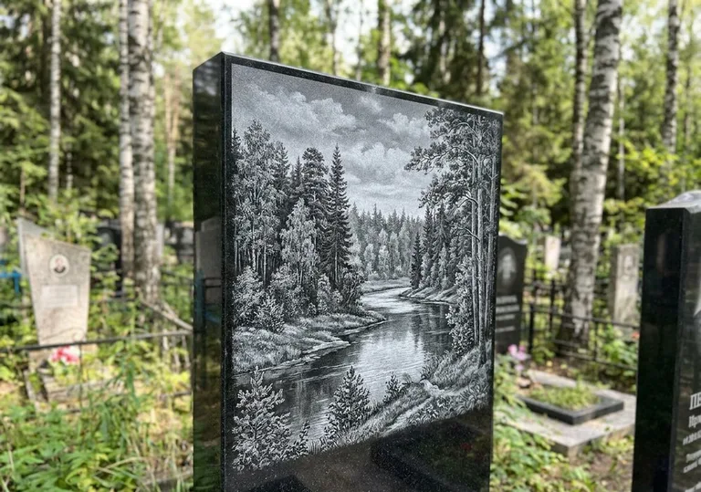 Пейзаж на лицевой и тыльной стороне памятника