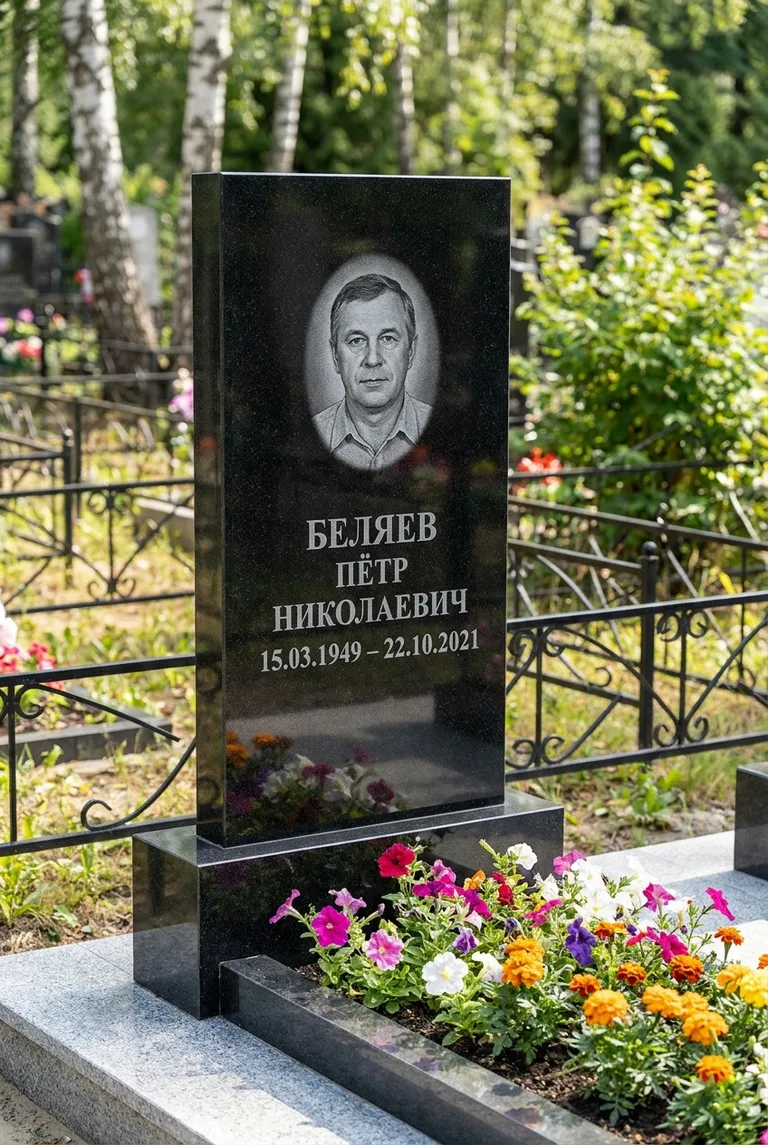 Вертикальный чёрный гранитный памятник под ключ с цветником в Самаре
