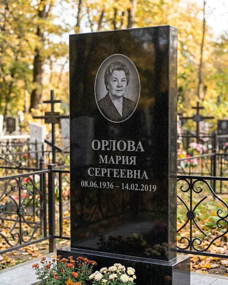 Вертикальный серый гранитный памятник под ключ, осень в Самаре