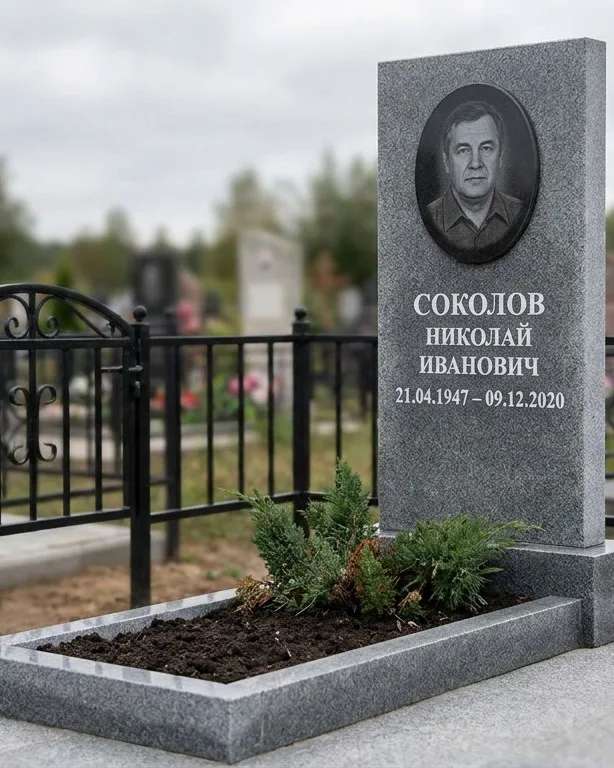 Чёрный памятник под ключ на гранитном цоколе в Самаре