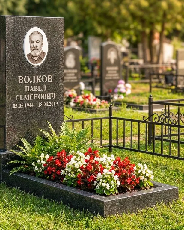 Тёмно-серый памятник под ключ с художественной гравировкой в Самаре