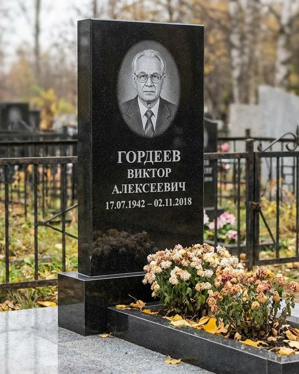 Памятник под ключ с гранитным цоколем и плиткой в Самаре
