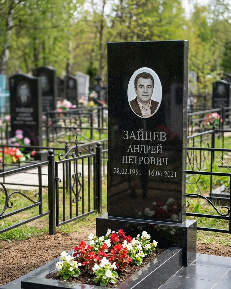 Памятник под ключ с гранитной вазой и цветами в Самаре