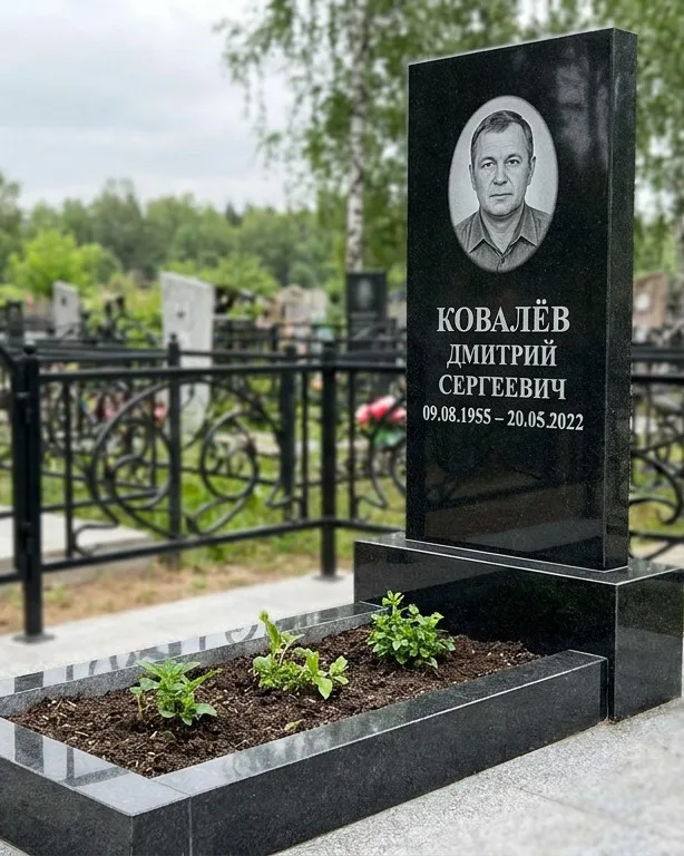 Горизонтальный серый памятник под ключ, осень в Самаре
