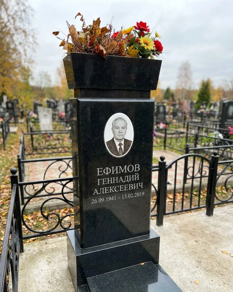 Двойной семейный памятник под ключ с портретами в Самаре