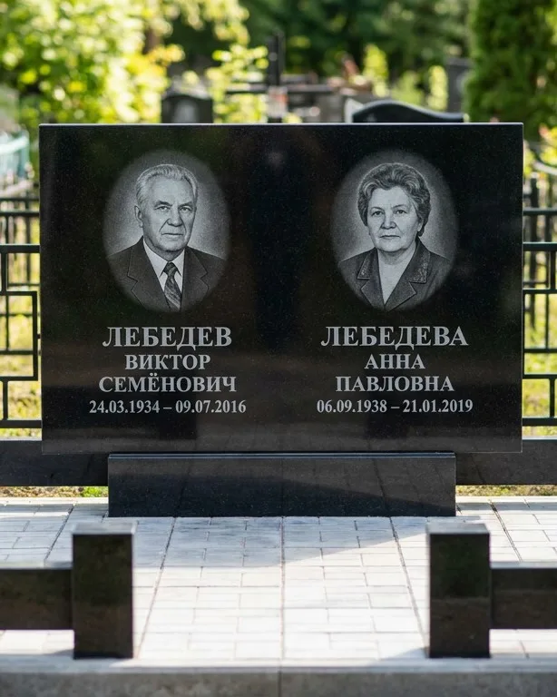 Памятник под ключ из красного гранита в Самаре