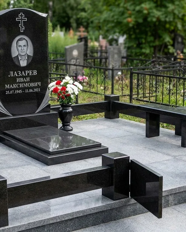 Памятник под ключ зимой с венком в Самаре