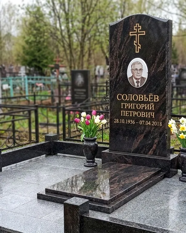 Памятник под ключ с гранитным цоколем и вазой, осень в Самаре