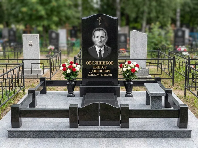 Портрет на памятнике в Самаре — Старый снимок → гравировка на премиум-комплексе с плиткой и оградой