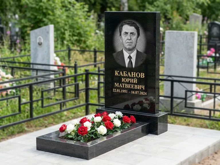 Портрет на памятнике в Самаре — Старый снимок → гравировка на вертикальной стеле