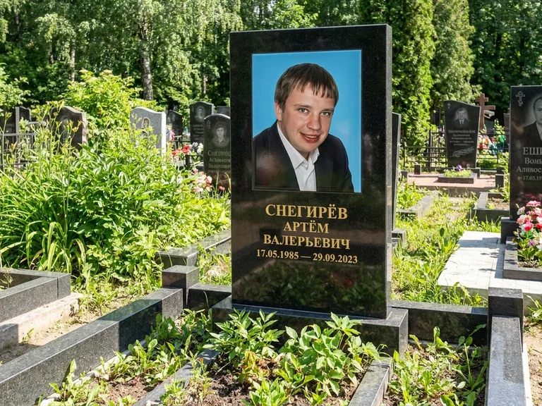 Портрет на памятнике в Самаре — Цветное фото → прямоугольная фотокерамика на чёрном граните