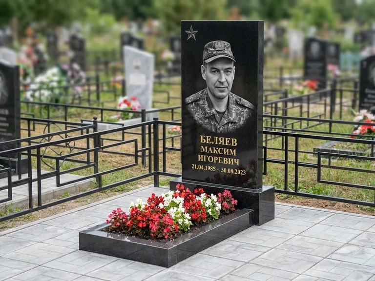 Портрет на памятнике в Самаре — Военное фото → цветная фотокерамика, гравированная звезда
